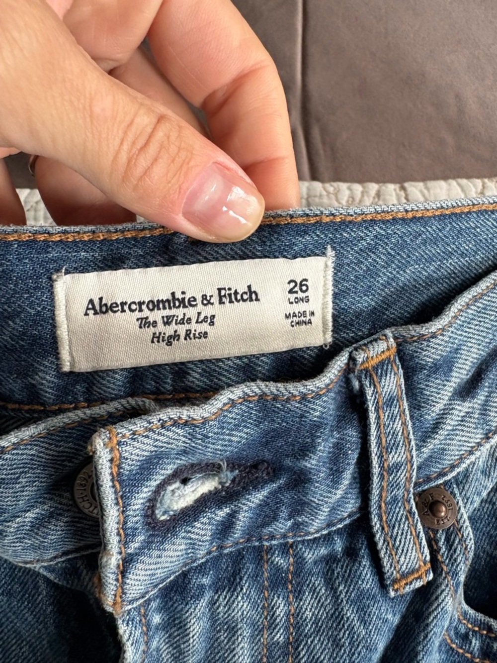 High-Rise Wide-Leg Women’s Jeans in Dark Blue with distressed hem - Picture 5 of 7